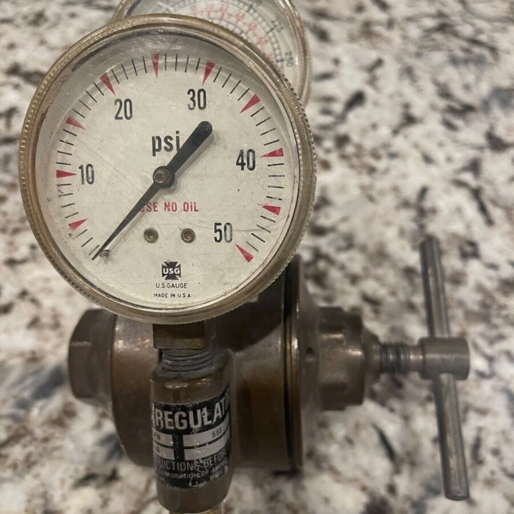 Airco 2 stage regulator with cu ft marks on tank gauge.
